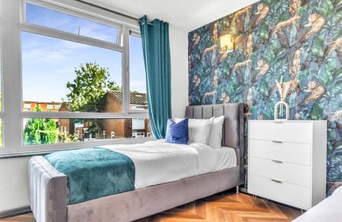 Birmingham House | Large 4 Bedroom House - Sleeps 10 - Birmingham City Centre - Perfect for Work, Families, Groups, Business Travellers & Contractors - FREE PARKING - By 02 Academy, Bullring, Newstreet, Selfridges - SMART TVs in all rooms