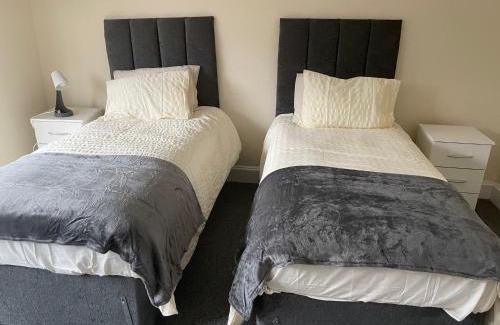 Bedford Apartment | Large 4 Bedroom Sleeps 8, Spacious Apartment for Contractors and Holidays near Bedford Centre - 1 FREE PARKING SPACE & FREE WIFI
