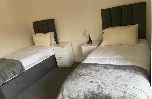 Bedford Apartment | Large 4 Bedroom Sleeps 8, Spacious Apartment for Contractors and Holidays near Bedford Centre - 1 FREE PARKING SPACE & FREE WIFI