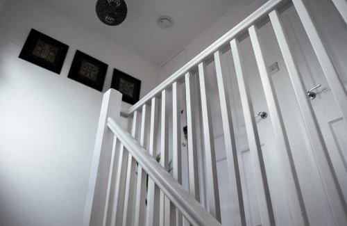 Burton Latimer House | Large 4 BedroomProperty driveway and 3 bathrooms