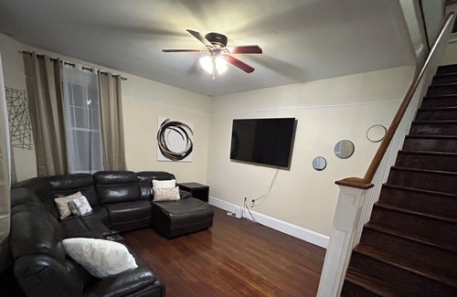 Edgemoor House | Large 5 bed home w/ big yard & Driveway