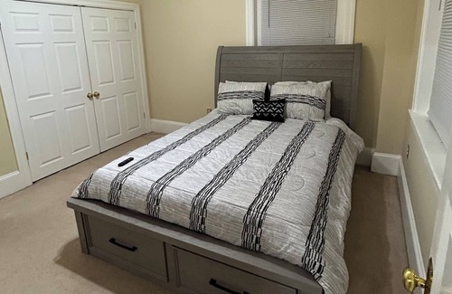Edgemoor House | Large 5 bed home w/ big yard & Driveway