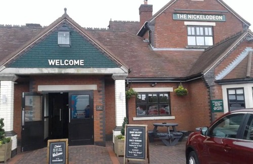 Wolverhampton House | Large 5 Bed Retreat for Large Groups & Families with Parking