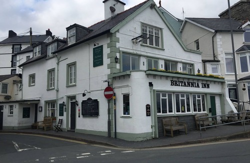 Aberdovey House | Large 5 Bedroom Sea Front Family Home in Aberdovey Village which sleeps 11.