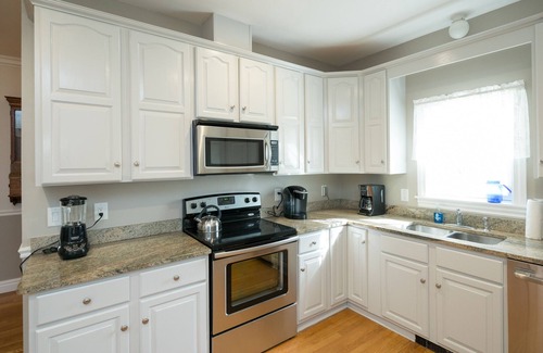 Middletown House | Large 7 Bedroom Home near Newport and beaches. A complete renew winter 2025.