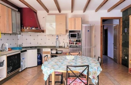 San Bartolome de Tirajana Bed & Breakfast | Large and bright room in Vecindario, with extra-large bed