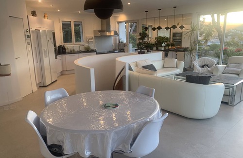 Cassis Villa | Large and luxurious seaside villa, air-conditioning and infinity pool, Provence