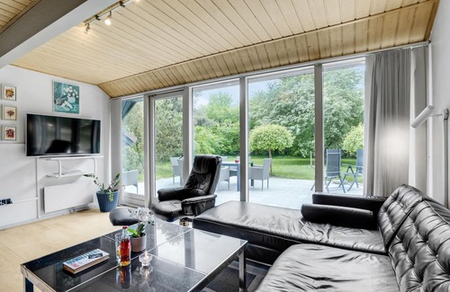 Jegum House | Large and spacious pool house with spa and access to sauna.