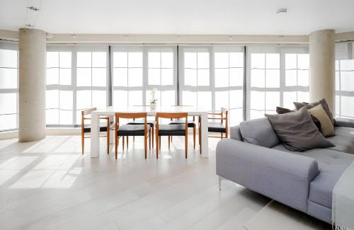 Spitalfields Apartment | Large Apartment By Liverpool Street Station