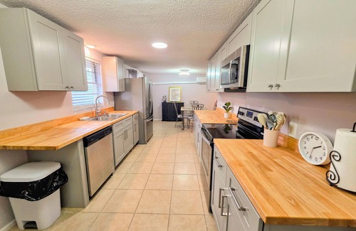 Laurel House | Large apartment in private house within walking distance to Nokomis Beach