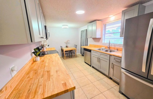 Laurel House | Large apartment in private house within walking distance to Nokomis Beach