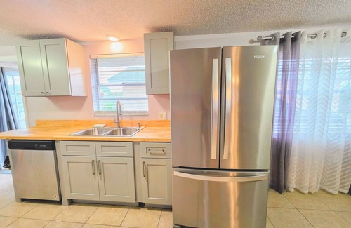 Laurel House | Large apartment in private house within walking distance to Nokomis Beach