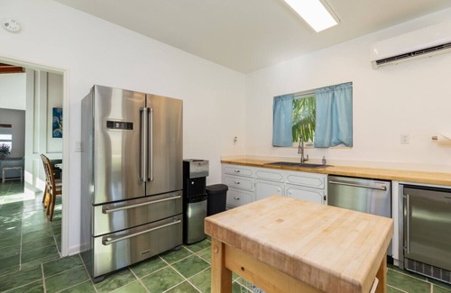 Islamorada House | Large bay-front home with dockage, pool and beach in the heart of Islamorada