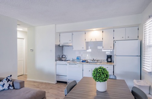 North End Apartment | Large Beach Block 2 Bedroom 1 Bath Apartment