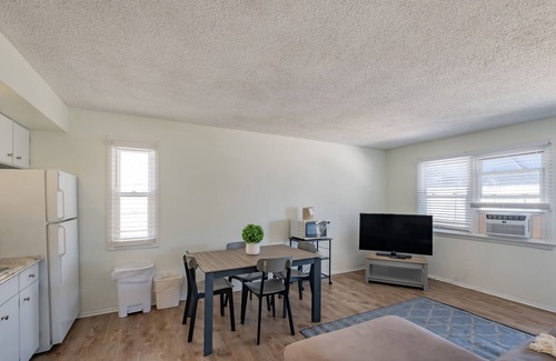 North End Apartment | Large Beach Block 2 Bedroom 1 Bath Apartment