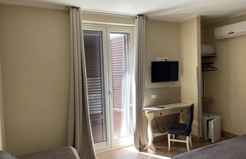 Corso dei Mille - Sant'Erasmo House | Large, bright and quiet room (1)