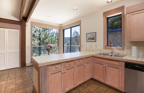 Olympic Valley House | Large Cabin w/180-Degree Mountain Views & Game room!