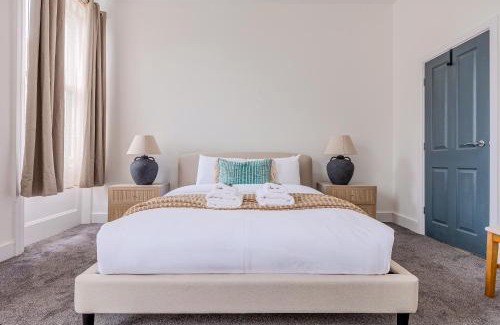 Avonmore and Brook Green Apartment | Large & charming 5BR House near Kensington Olympia