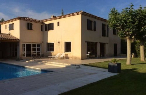 Bouc-Bel-Air Villa | Large contemporary house south of Aix en Provence,