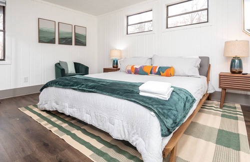 Massanutten Ski Chalet | Large Cozy Campfire, Flat Screen TVS, Hot Tub, wrap around porch, in Massanutten resort