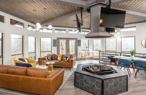 Massanutten Ski Chalet | Large Cozy Campfire, Flat Screen TVS, Hot Tub, wrap around porch, in Massanutten resort