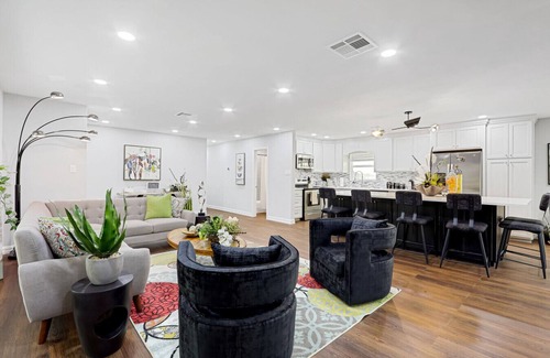 El Paso Apartment | Large Cozy Home Sleeps 10 near UTEP, Hospitals and Downtown
