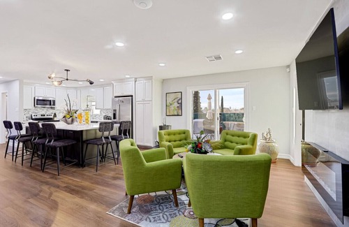 El Paso Apartment | Large Cozy Home Sleeps 10 near UTEP, Hospitals and Downtown