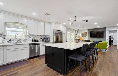 El Paso Apartment | Large Cozy Home Sleeps 10 near UTEP, Hospitals and Downtown