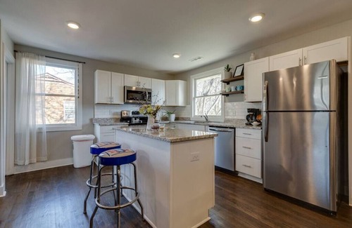 Porter Heights House | Large East Nash Home w/6 Beds 10 Mins to Broadway