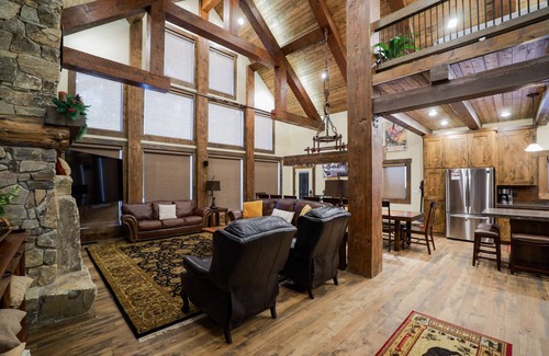Island Park House | Large family cabin, ALL King beds, 30 min YNP, Hottub, secluded, New!