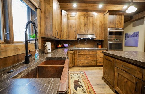 Island Park House | Large family cabin, ALL King beds, 30 min YNP, Hottub, secluded, New!