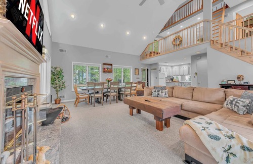 Lake Ariel House | Large Family Friendly House on the Fairway Hideout