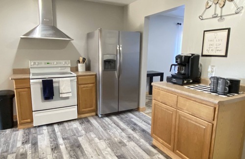 Carterville House | Large family home near lakes, parks, and wineries