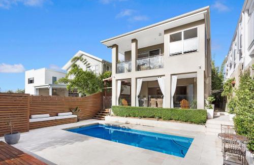Balmoral House | Large Family Home with Pool & Spa