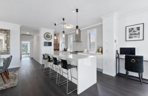 Balmoral House | Large Family Home with Pool & Spa