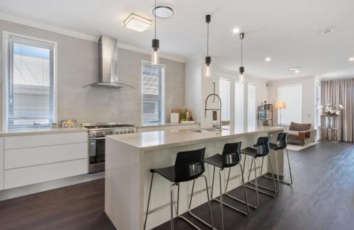 Balmoral House | Large Family Home with Pool & Spa