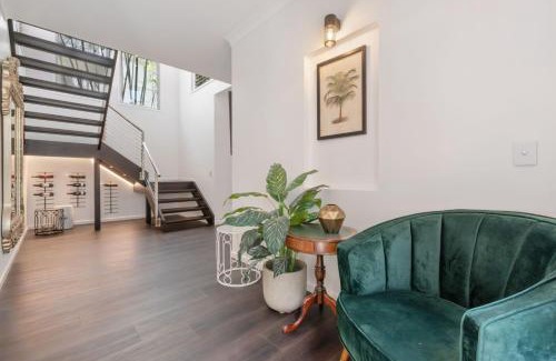 Balmoral House | Large Family Home with Pool & Spa