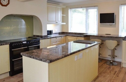 Redruth House | Large Family House - sleeps 10. Central Location. 15 mins from coast.