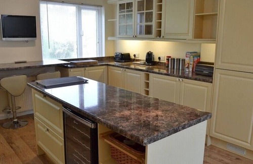 Redruth House | Large Family House - sleeps 10. Central Location. 15 mins from coast.