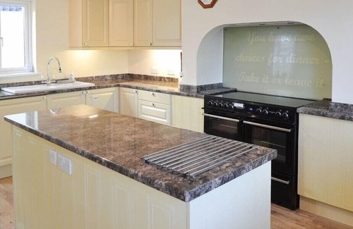 Redruth House | Large Family House - sleeps 10. Central Location. 15 mins from coast.