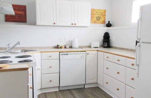 Regional District of Nanaimo Apartment | Large Floor level, Parksville Vacation Home Sleeps 7, Lots of free Parking,