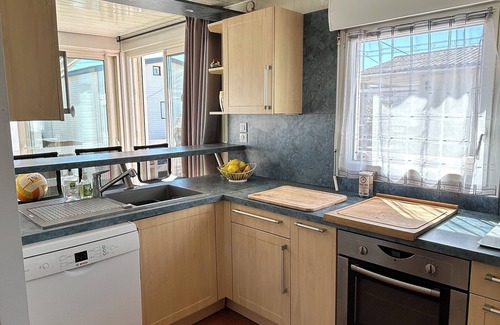 Gruissan Plage Ski Chalet | Large, fully-equipped chalet in Gruissan Plage for 6, 150 meters from the beach. Wifi fiber.