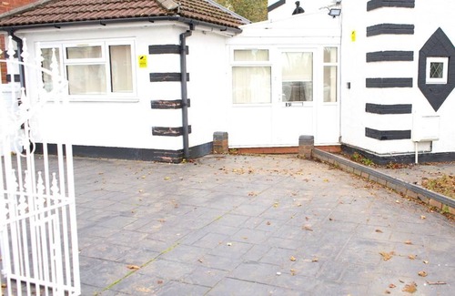 Smethwick House | ★ Large Gated Home ★ Extension Added ★ City Links!