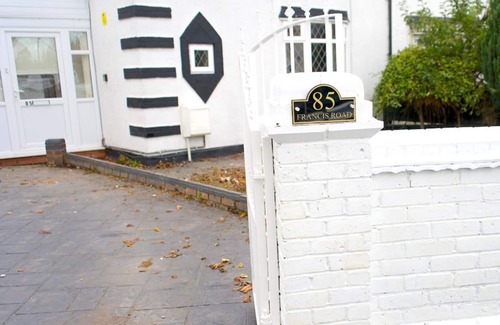 Smethwick House | ★ Large Gated Home ★ Extension Added ★ City Links!