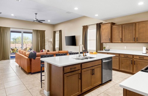 Tartesso House | Large group stay sleeps 14 with hot tub and games