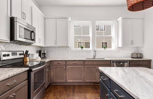 Nashville House | Large Groups! Side by Side Townhomes - Sleeps up to 20!