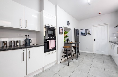 Grangetown House | Large Home in Cardiff's City Center 14 Beds