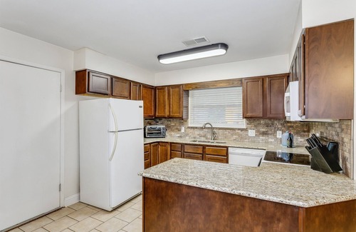 Gulf Breeze House | Large Home- Sleeps 10- Pet and Family Friendly