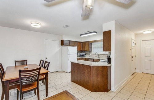 Gulf Breeze House | Large Home- Sleeps 10- Pet and Family Friendly