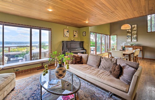 View Ridge House | Large Home w/ Hot Tub: 8 Mi to Downtown Seattle!